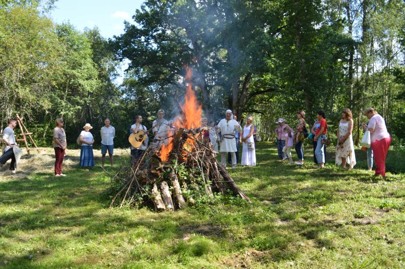  Vasaras Saulgriežu uguns rituāls  pie Dižozoliem,parasti 20-21.jūnijā,saule riet plkst.22.22. bilde Nr.41